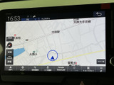 鮮明な地図表示で、運転中の視認性を確保。スムーズなナビ操作で、安心して目的地へ向かうことができます。