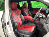 【専用スポーツシート】ホールド性に優れ、カーブ時の体が流れを抑制してくれます。また、体にフィットするから腰や背中が疲れにくく、ロングドライブや高速走行でも快適にお過ごしいただけます♪