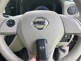 握りやすく操作しやすいデザインで、長距離運転でも疲れにくい設計です。オーディオ操作やハンズフリー通話も容易に行えます。