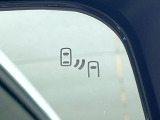 【ブラインドスポットワーニング】走行中、ドアミラーの死角になりやすい箇所に後続車が接近するとサイドミラー付近に警告を表示、ドライバーに注意喚起をしてくれます。