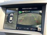 駐車時の後方確認をサポート。狭い場所でも安全にバック駐車が可能です。運転の負担を軽減し、安心感を高めます。