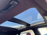 【パノラマルーフ】大型のガラスルーフ搭載で車内の解放感が一気にアップ!開放的なドライブをお楽しみいただけます。