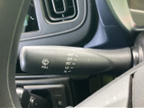 運転状況に合わせて、簡単にワイパーの操作が可能です。雨天時でもクリアな視界を確保し、安全な運転をサポートします。