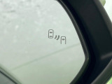 【ブラインドスポットモニター】走行中、ドアミラーの死角になりやすい箇所に後続車が接近するとサイドミラーのレンズに警告を表示!ドライバーに注意喚起をしてくれます。