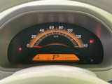 運転に必要な情報をひと目で確認できるメーターです。シンプルなデザインで視認性が高く、安心してドライブをお楽しみいただけます。走行距離表示も確認できます。