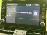 Bluetooth接続など多彩な機能で、快適なドライブをサポート。音楽を楽しんだり、ハンズフリー通話も可能です。