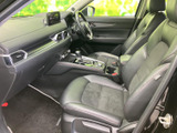 ゆったりとした空間が、ドライバーの運転姿勢をサポートします。使いやすい収納スペースも備え付けられています。