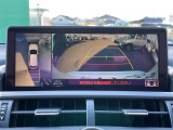 【パノラミックビューモニター】クルマを真上から見下ろした視点で駐車をサポートします!クルマの斜め後ろや真横など、いち早く障害物に気が付くことができます。