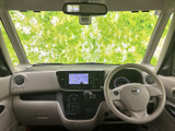広々とした空間が、乗降時の快適性を高めます。視認性の高い大きな窓が、運転の楽しさをさらに引き立てます。