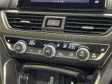 【左右独立オートエアコン】左右独立型、いわゆるデュアルエアコンです。運転席と助手席でそれぞれお好みの温度を設定可能です。