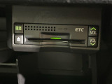 【ETC】有料道路を利用する際に料金所で停止することなく通過できる、ETC車載器(ノンストップ自動料金収受システム機器)が装備されています。セットアップを行うことで利用可能になります。