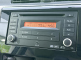 シンプルで使いやすいインターフェースで、スムーズな操作感を実現。ラジオやCD、AUX入力など、多彩なメディアに対応し、快適なドライブをサポートします。