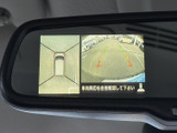 駐車や万場での後方確認をサポート。映像を参考にすることで、安全にスムーズな後退を支援します。狭い場所でも安心です。