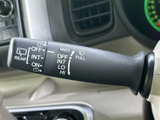 運転状況に合わせて簡単にワイパー操作が可能です。雨天時でもクリアな視界を確保し、安全な運転をサポートします。