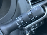 直感的な操作で、安全な車線変更をサポート。視認性の高い表示で、周囲の安全確認もできます。
