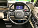 インテリアに合わせたデザインのステアリングは、運転される方のことも考え、運転しやすい形状、大きさです。是非一度、実際に触ってお確かめください。