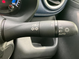 操作感も良好なウインカーレバー。視認性の高い表示で、安全な車線変更をサポートします。スムーズな操作性を実現しています。