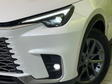 【LEDヘッドライト】悪天候や夜間走行時も良好な視界を確保し安心して運転できる高輝度LEDヘッドライトを装備!点灯速度が早く、消費電力も抑えられています。