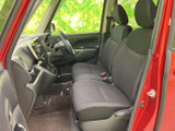 運転席からの視界も良好で、安全運転をサポートします。操作性も高く、誰でも扱いやすい設計です。