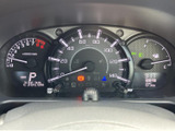 運転に必要な情報をひと目で確認できる、見やすいメーターです。速度、燃料残量、エンジン回転数など、必要な情報を効率的に把握できます。
