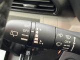 雨天時でも安心して運転できるよう、操作しやすいワイパーレバーです。雨量に応じて自動調整も可能で、快適な視界を確保します。安全運転をサポートする機能が充実しています。