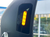 【リヤビークルディティクション】走行中、ドアミラーの死角になりやすい箇所に後続車が接近するとサイドミラー付近に警告を表示、ドライバーに注意喚起と、万一の際はハンドル操作をアシストをします。