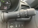 スタイリッシュなデザインが施されたウインカーレバー。操作もスムーズで、安全な運転をサポートします。ライト操作スイッチも搭載。