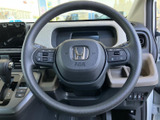 握りやすく操作しやすいステアリングは、長距離運転でも疲れにくい設計です。手元で様々な操作が可能なため、運転中の負担を軽減します。
