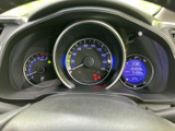 シンプルで視認性の高いメーターです。速度や燃料残量などをひと目で確認でき、運転中の情報収集に役立ちます。