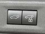 【パワーバックドア】スマートキーや運転席のボタンを押すだけでリアゲートが自動で開閉します!荷物を持っている時や、高い位置にあるバックドアを閉める際に便利な機能です♪