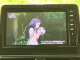 高画質モニターで、映像をクリアに楽しめます。停車時にテレビ視聴も可能で、ちょっとした休憩時間に最適です。