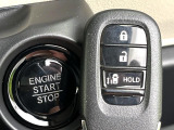 【Hondaスマートキー】カバンやポケットに入れたままでもドアの施錠・解錠が可能なスマートキーを装備。エンジンのオン・オフ時もカギを取り出す必要が無いからとっても便利です♪