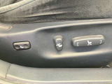 【パワーシート】電動でシートポジションの変更が可能です。手動式より細かくシート設定が可能ですのでより快適な姿勢でドライブを楽しんで頂けるでしょう。