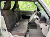 シンプルなデザインながらも使いやすい内装。運転席からの視界も良好で、運転しやすい設計となっています。快適な空間を提供します。