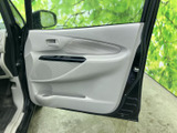 シンプルながらも機能的なデザインが特徴。使いやすさを追求した設計で、快適な車内空間を実現しています。収納スペースも充実しています。