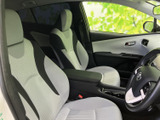 シンプルで使いやすい内装。運転席からの視界も良好で、運転しやすい設計です。快適な空間で、長距離ドライブも楽にこなせます。