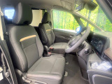 運転席まわりには十分なスペースがあり、大柄な方でもゆったり運転していただける環境です。