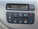 【オートエアコン】一度お好みの温度に設定すれば、車内の温度を検知し風量や温度を自動で調整。暑い&hellip;寒い&hellip;と何度もスイッチ操作をする必要はありません。快適な車内空間には必須の機能ですね♪