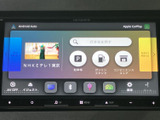 スマートフォン連携機能も搭載し、最新のカーナビ・オーディオで快適なドライブをお楽しみいただけます。目的地設定もスムーズに行えます。