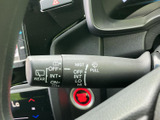 雨天時や視界が悪い状況でも、安心して運転できる機能を備えています。ワンタッチでワイパーを操作し、安全運転をサポートします。