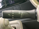 視界を良好に保つワイパー操作は、雨の日でも安全運転をサポート。ワンタッチで雨除け機能も利用可能です。