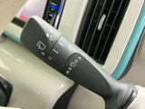 雨天時でもクリアな視界を確保するワイパーレバー。作動もスムーズで、快適なドライブをサポートします。雨の日も安心です。