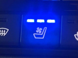 【シートヒーター&ベンチレーション】夏場は涼しい風でお尻や背中の熱やムレを防ぎ、冬はエアコンよりも早く温まってポカポカに!季節を問わず快適に過ごせます。