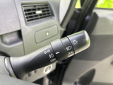 スムーズな操作感を実現したウインカーレバー。周囲の安全確認をサポートし、快適な運転を後押しします。操作も軽く、ストレスフリーです。