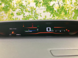 必要な情報をひと目で確認できる、見やすいメーターデザインです。スピード、燃料残量、その他の情報を効率的に把握できます。