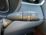 直感的な操作で、安全かつスムーズな車線変更をサポートします。視認性の高いデザインで、夜間走行時でも安心です。