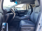 視界の広がりを確保する、大きめのウィンドウが特徴です。安全運転をサポートし、快適なドライブを演出します。