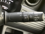 直感的な操作で、安全な車線変更をサポート。視認性の高い表示で、周囲の安全確認も忘れずに。