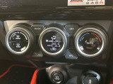【オートエアコン】一度お好みの温度に設定すれば、車内の温度を検知し風量や温度を自動で調整。暑い&hellip;寒い&hellip;と何度もスイッチ操作をする必要はありません。快適な車内空間には必須の機能ですね♪