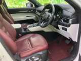 上質な素材が施されたドアトリムが、車内空間に高級感を添えます。細部にまでこだわった丁寧な仕上げが、快適なドライブを演出します。